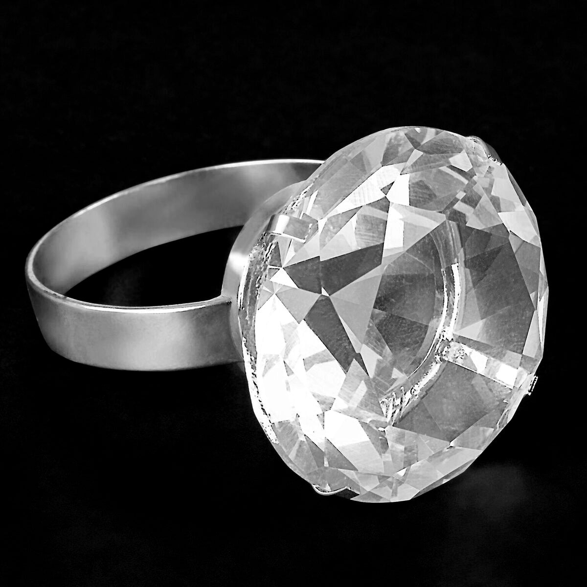 https://cdn.shopify.com/s/files/1/0042/0390/5136/files/10pc-pk-Diamond-Ring-Napkin-Rings-Holder-Silver.jpg?v=1712070844