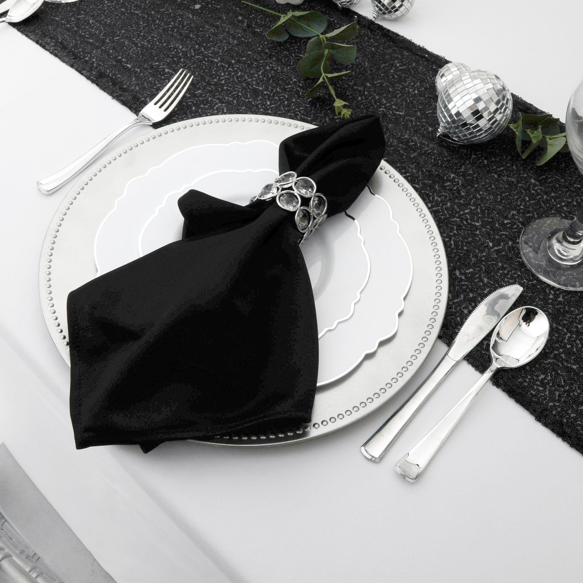 https://cdn.shopify.com/s/files/1/0042/0390/5136/files/10pc-pk-crystal-napkin-ring-silver2.jpg?v=1744286504
