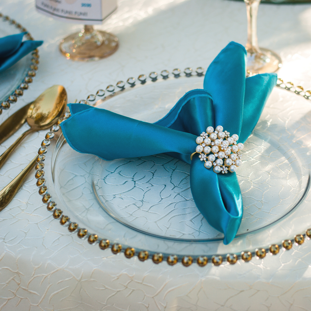 https://cdn.shopify.com/s/files/1/0042/0390/5136/files/10pc-pk-pearl-and-diamond-cluster-napkin-ring-gold3.png?v=1744286389