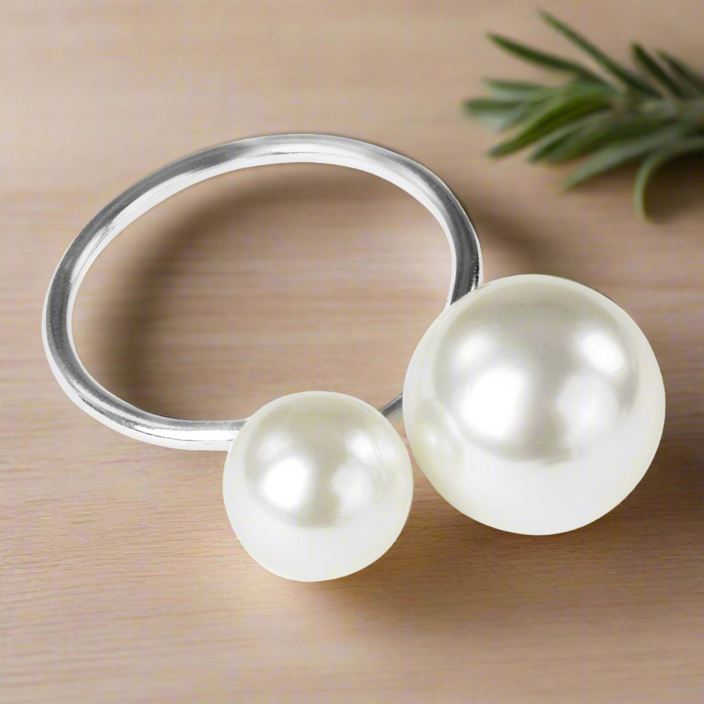 https://cdn.shopify.com/s/files/1/0042/0390/5136/files/Faux-Pearl-Napkin-Ring-Silver_2024-06-19T17_51_22.547Z.png?v=1744286476