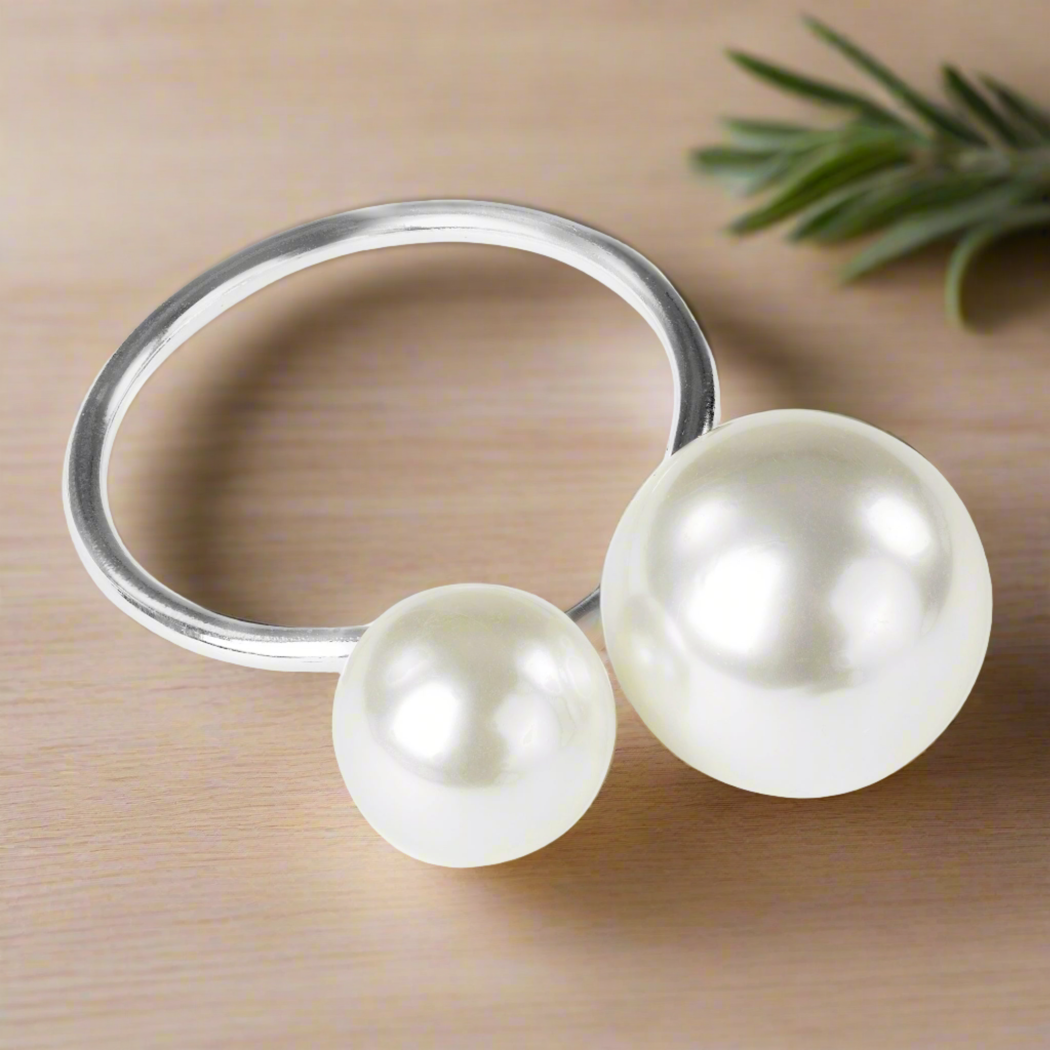 https://cdn.shopify.com/s/files/1/0042/0390/5136/files/Faux-Pearl-Napkin-Ring-Silver_2024-06-19T17_51_22.547Z.png?v=1744286476