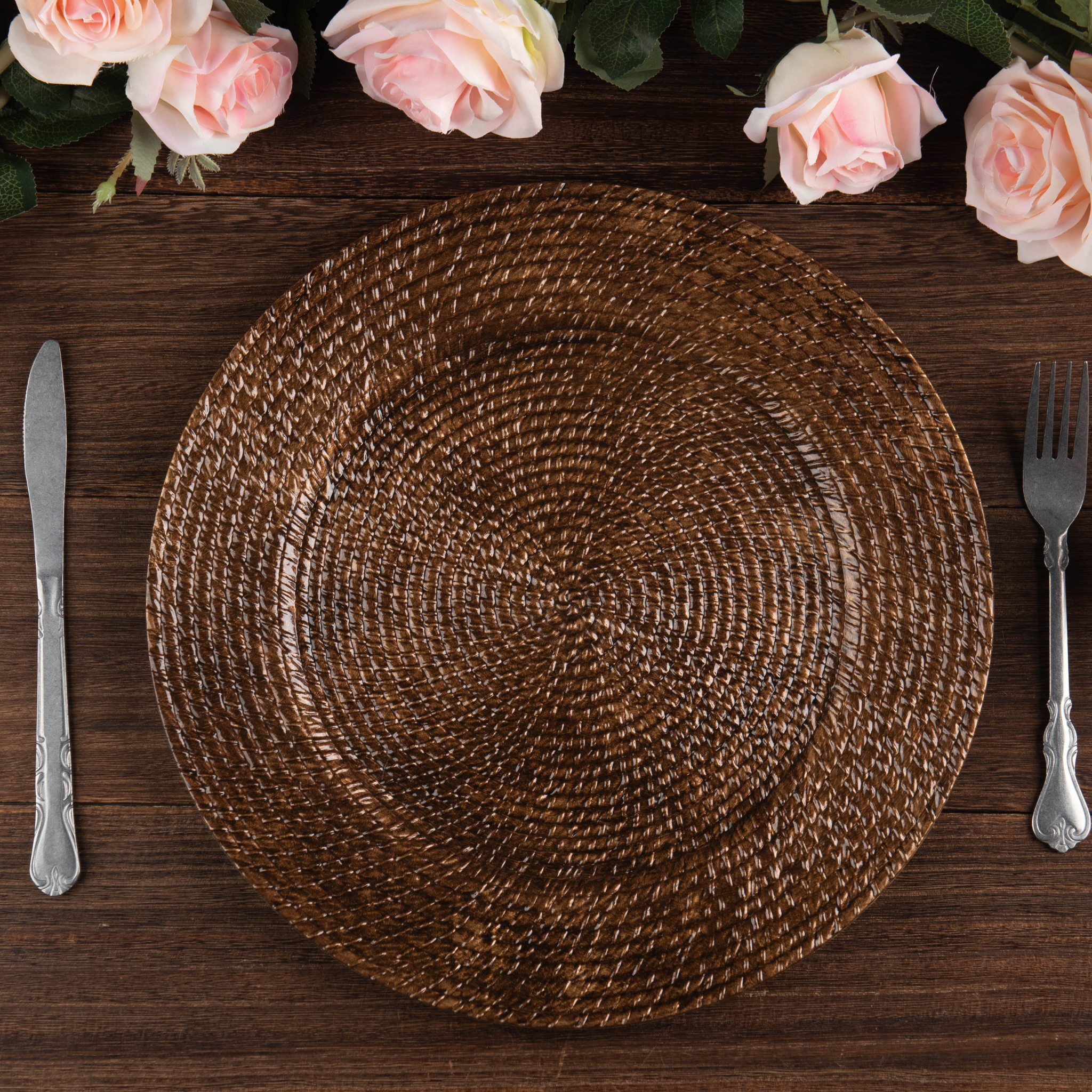 https://cdn.shopify.com/s/files/1/0042/0390/5136/files/FauxRattanBraidedAcrylicChargerplate-Brown3.png?v=1744805616