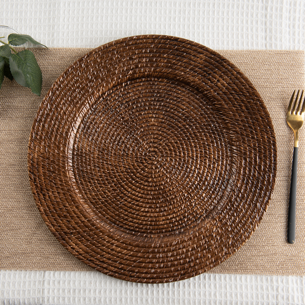 https://cdn.shopify.com/s/files/1/0042/0390/5136/files/FauxRattanBraidedAcrylicChargerplate-Brown4.png?v=1744805616