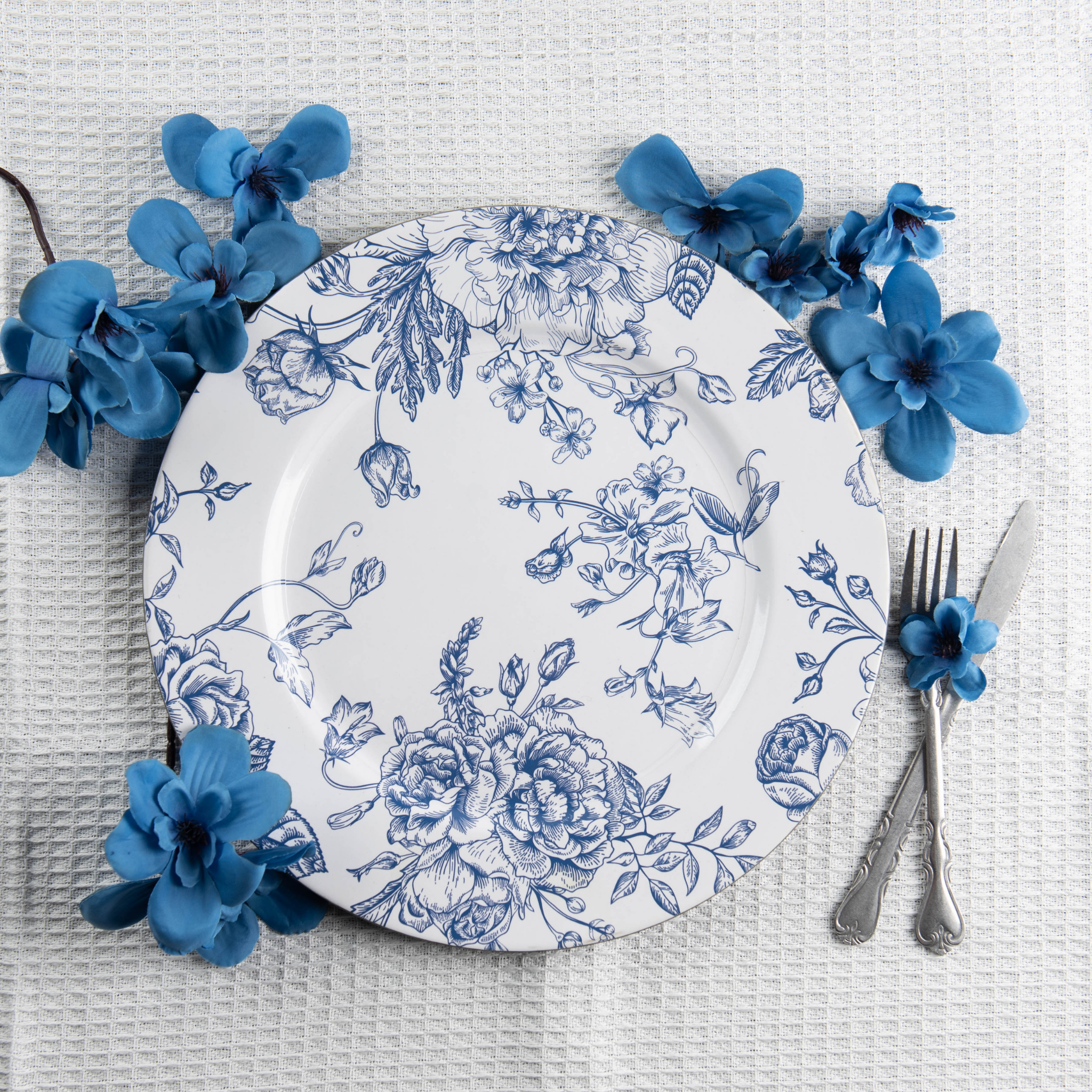 https://cdn.shopify.com/s/files/1/0042/0390/5136/files/FrenchToileAcrylicChargerPlate-Blue4.png?v=1744630067