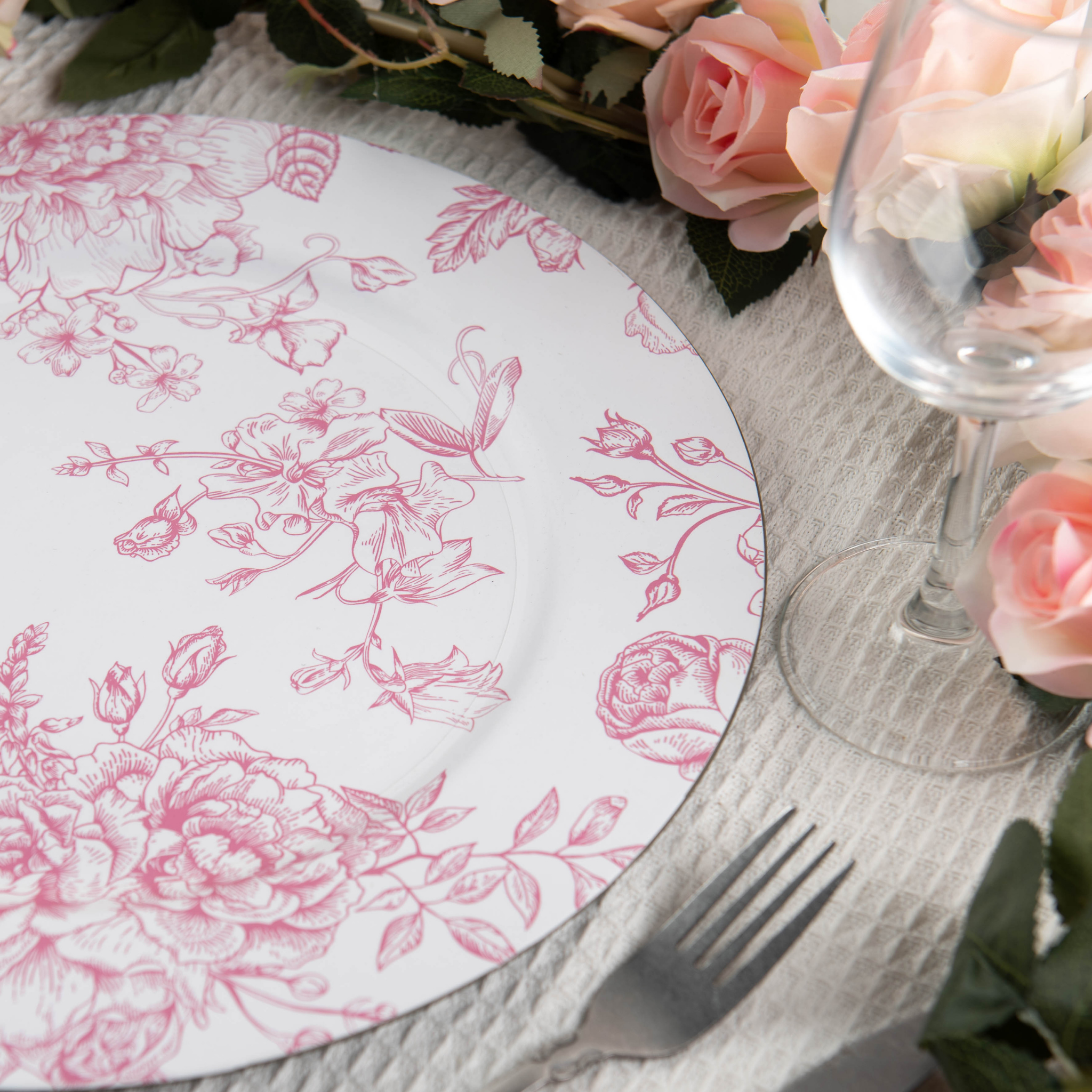 https://cdn.shopify.com/s/files/1/0042/0390/5136/files/FrenchToileAcrylicChargerPlate-Pink3.png?v=1744630074