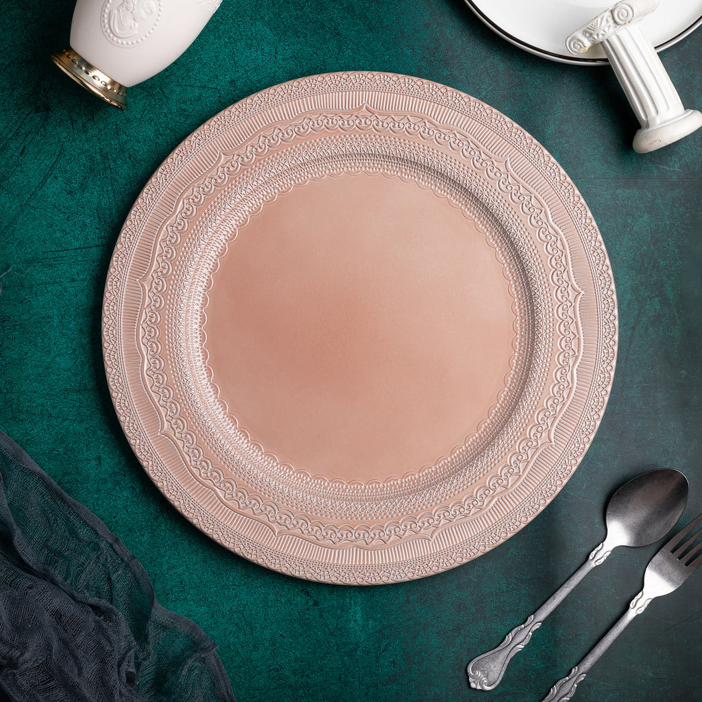 https://cdn.shopify.com/s/files/1/0042/0390/5136/products/Lace-Embossed-Acrylic-Plastic-Charger-Plate-Blush-Set-Up.jpg?v=1744713529