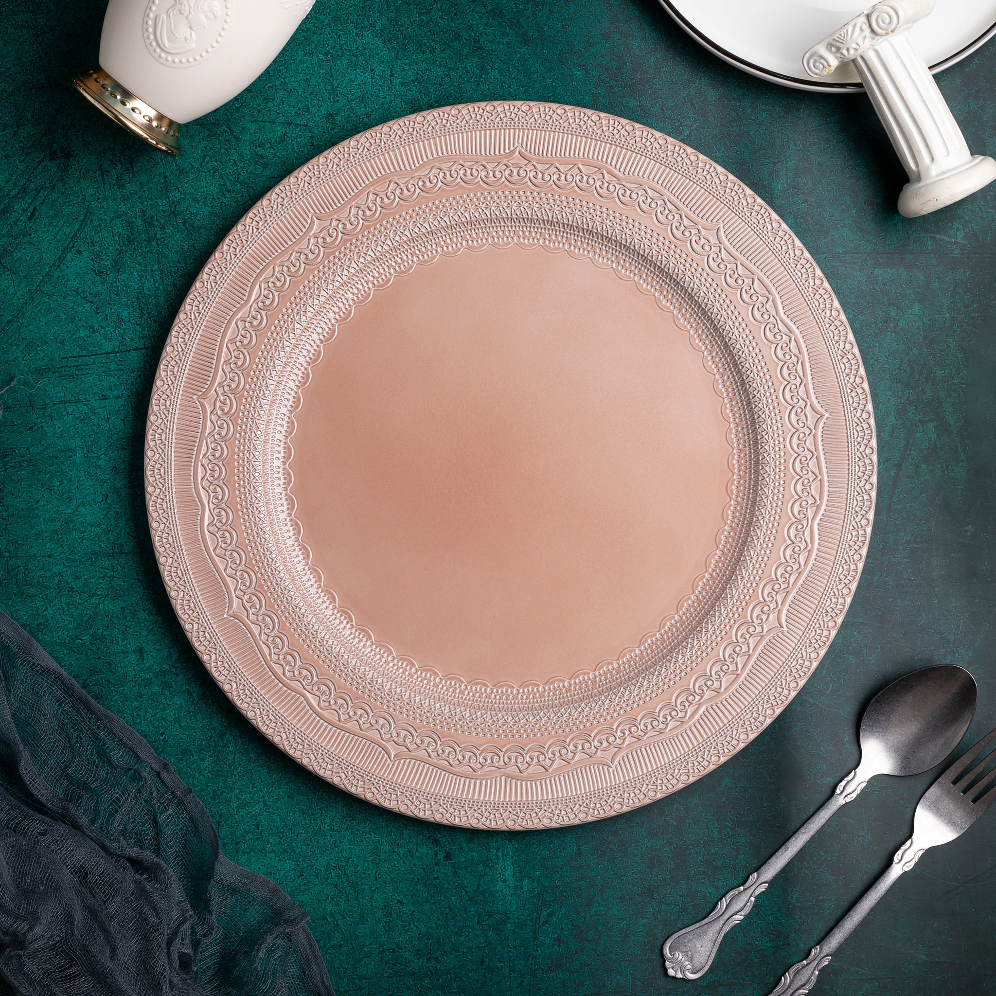 https://cdn.shopify.com/s/files/1/0042/0390/5136/products/Lace-Embossed-Acrylic-Plastic-Charger-Plate-Blush-Set-Up.jpg?v=1744713529