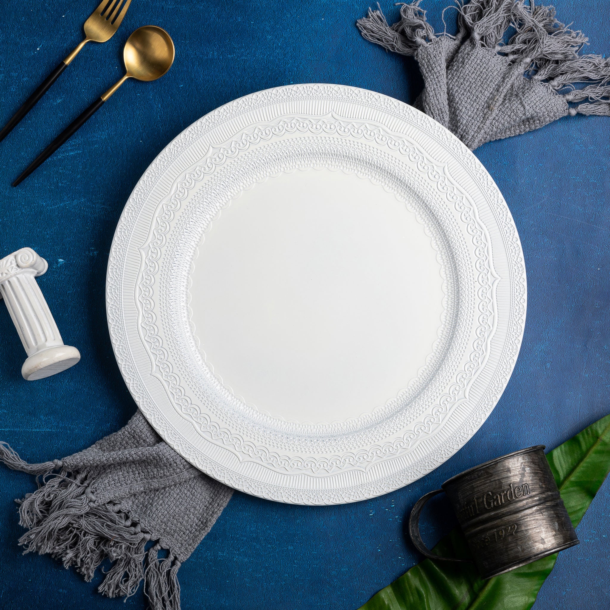 https://cdn.shopify.com/s/files/1/0042/0390/5136/products/Lace-Embossed-Acrylic-Plastic-Charger-Plate-Ivory-Set-Up.jpg?v=1617746046