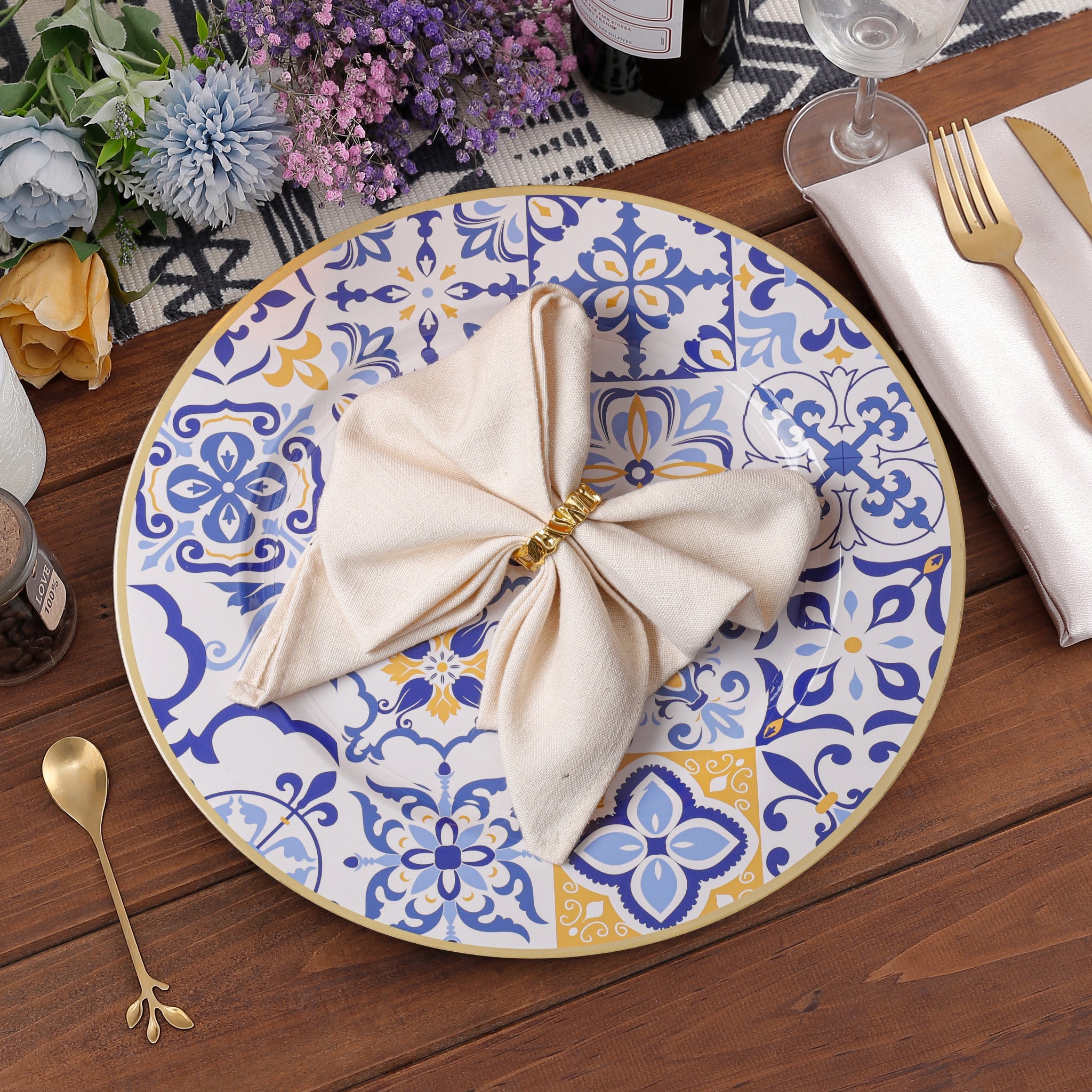 https://cdn.shopify.com/s/files/1/0042/0390/5136/files/Mediterranean-Acrylic-Charger-Plate_3.jpg?v=1744191121