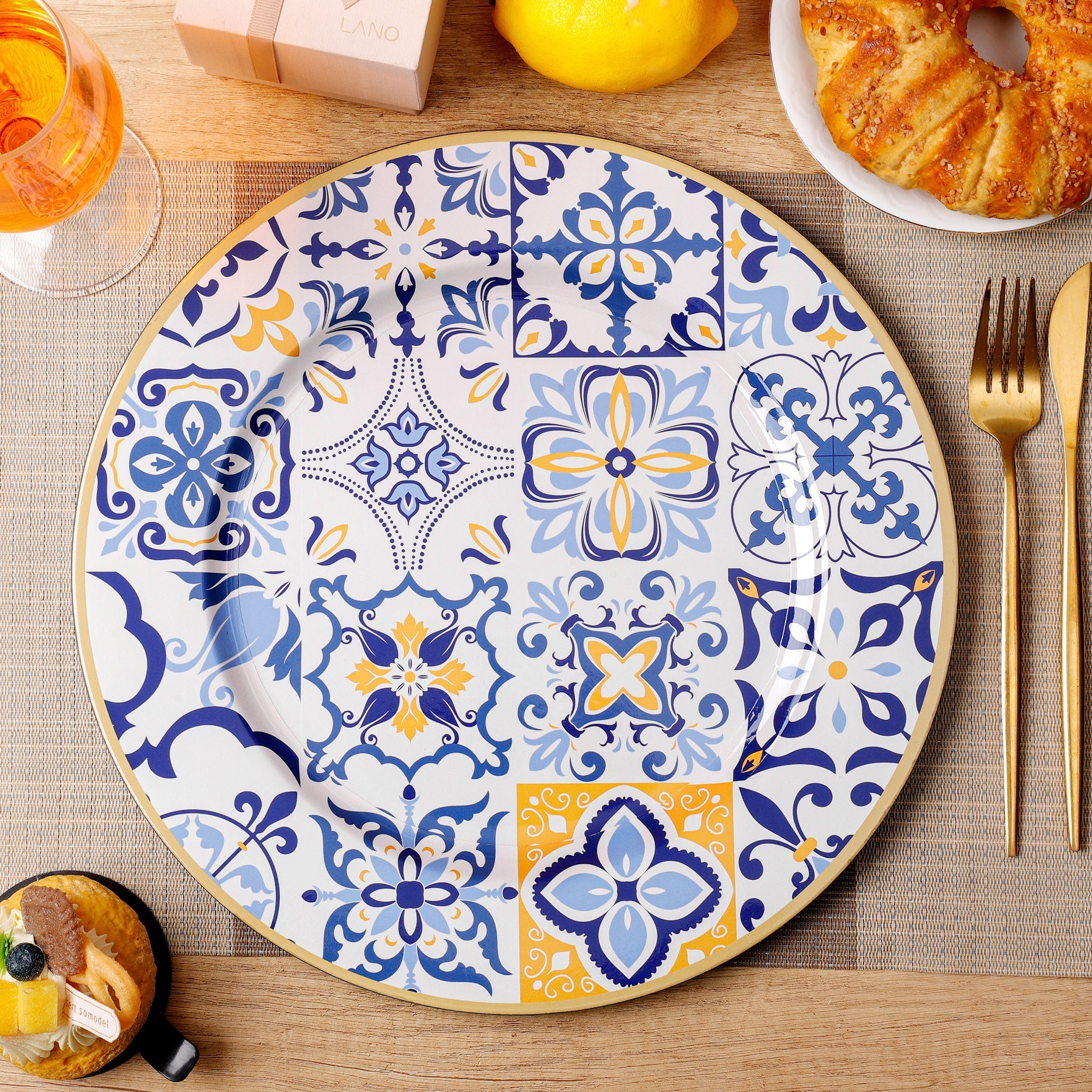 https://cdn.shopify.com/s/files/1/0042/0390/5136/files/Mediterranean-Acrylic-Charger-Plate_4.jpg?v=1744191121