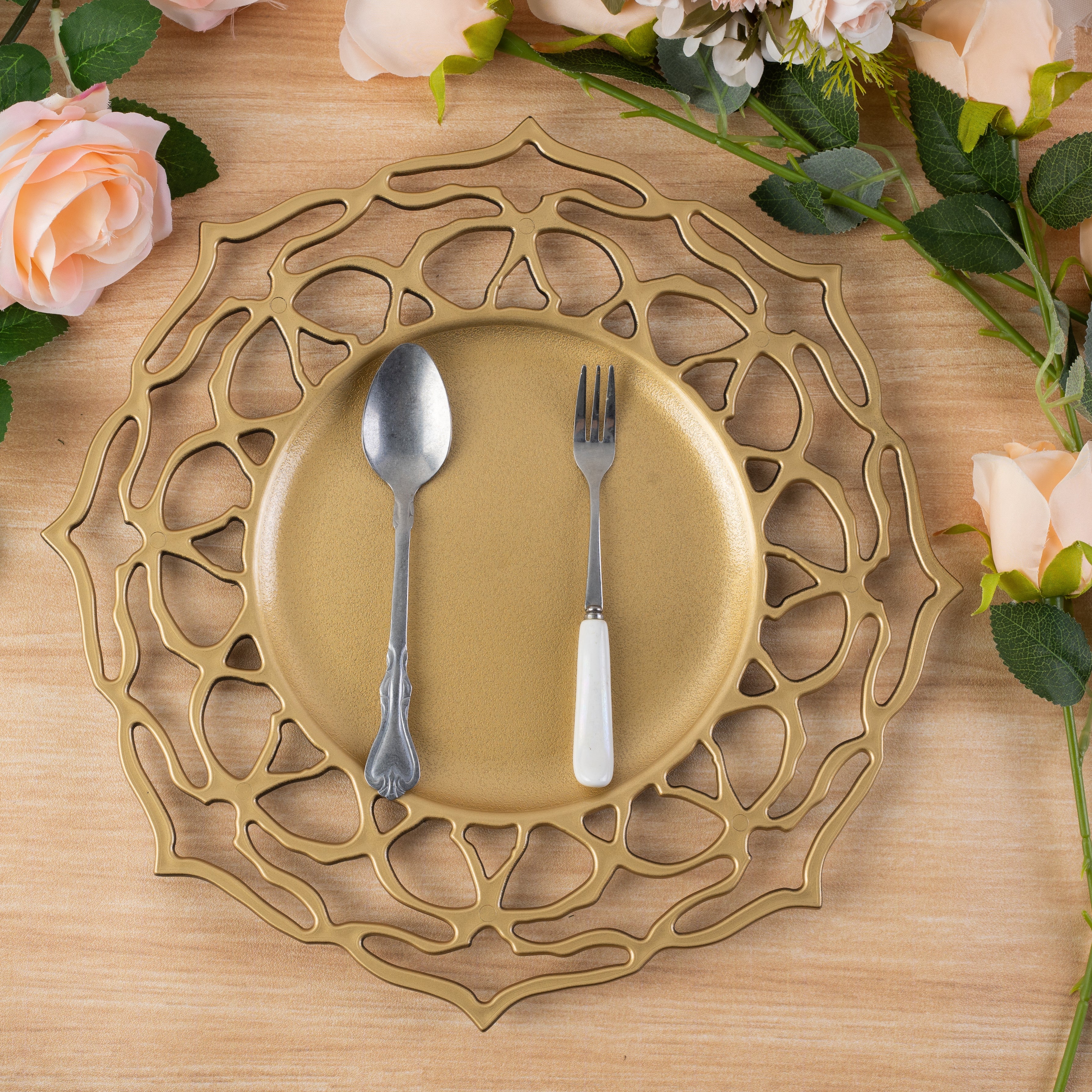 https://cdn.shopify.com/s/files/1/0042/0390/5136/files/PetalEdgeAcrylicChargerPlate-Gold3.jpg?v=1744632476