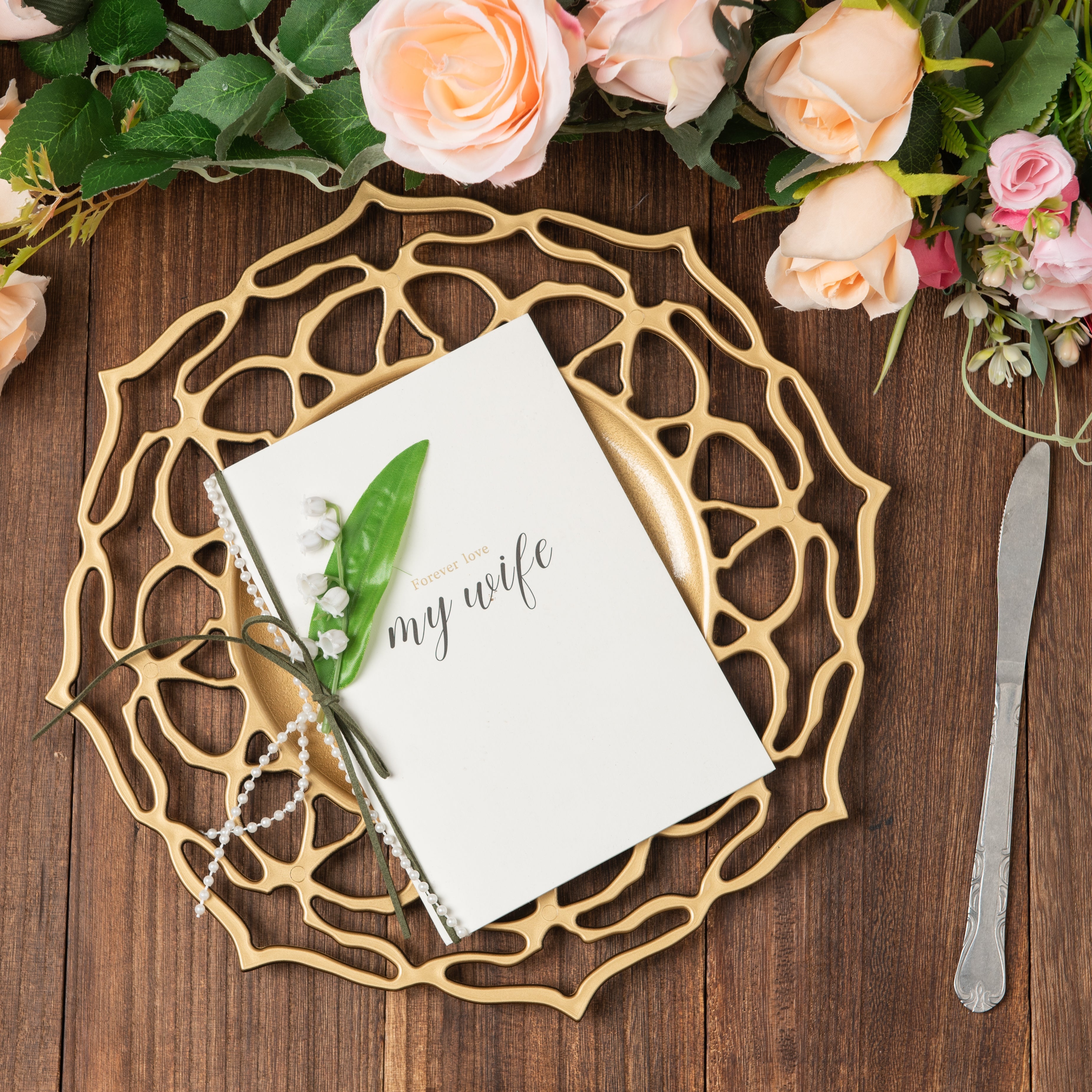 https://cdn.shopify.com/s/files/1/0042/0390/5136/files/PetalEdgeAcrylicChargerPlate-Gold_4.jpg?v=1762296554