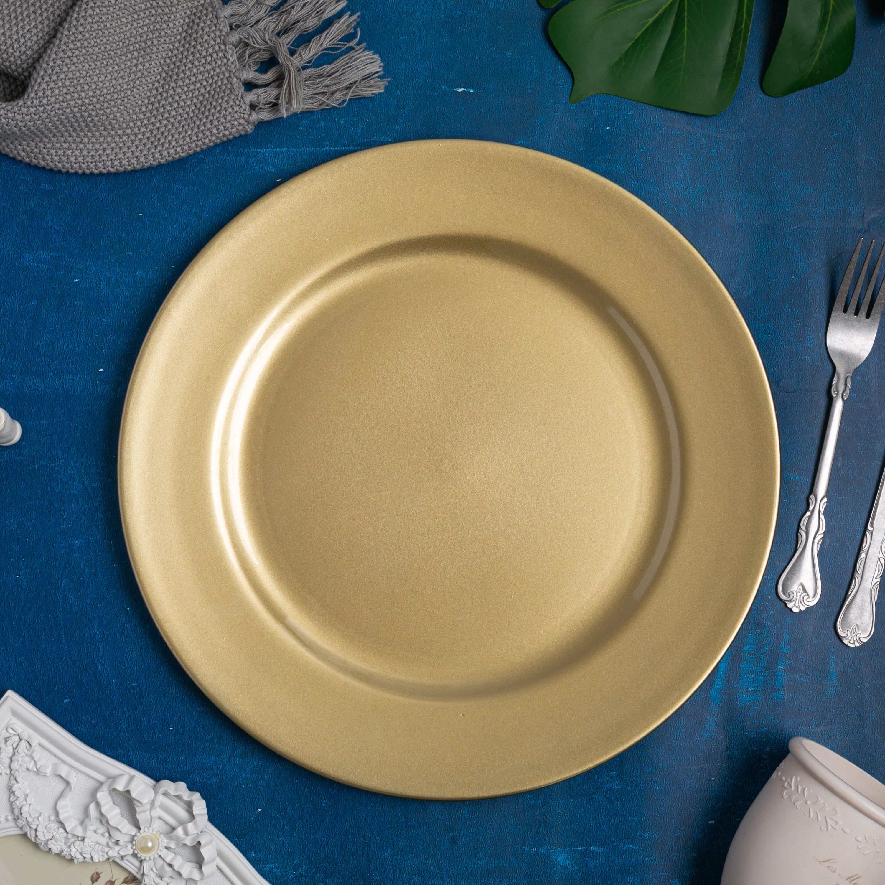 https://cdn.shopify.com/s/files/1/0042/0390/5136/files/Plain-Round-13-Charger-Plates-Champagne-2.jpg?v=1744805558