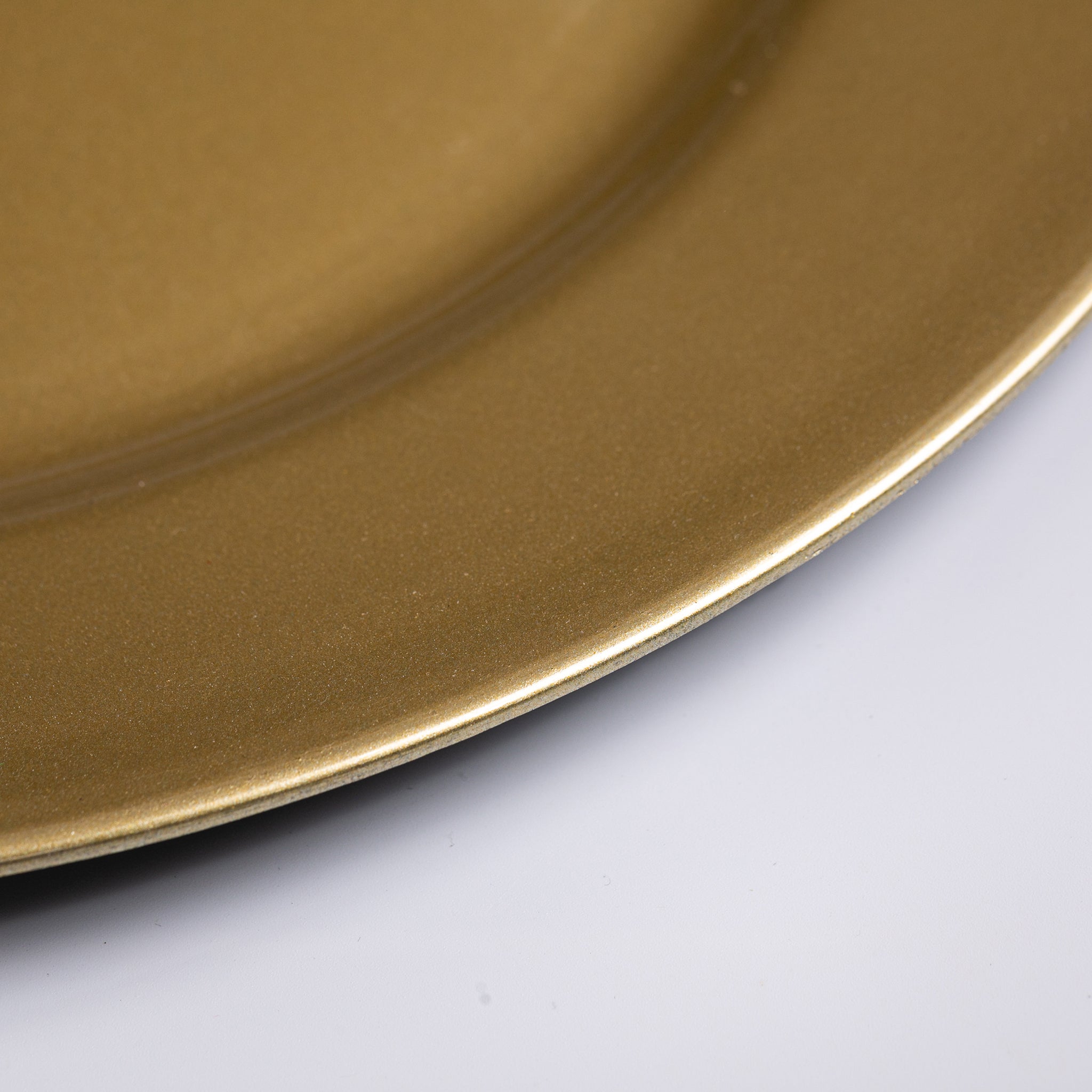 https://cdn.shopify.com/s/files/1/0042/0390/5136/files/Plain-Round-13-Charger-Plates-Champagne-3.jpg?v=1744805558