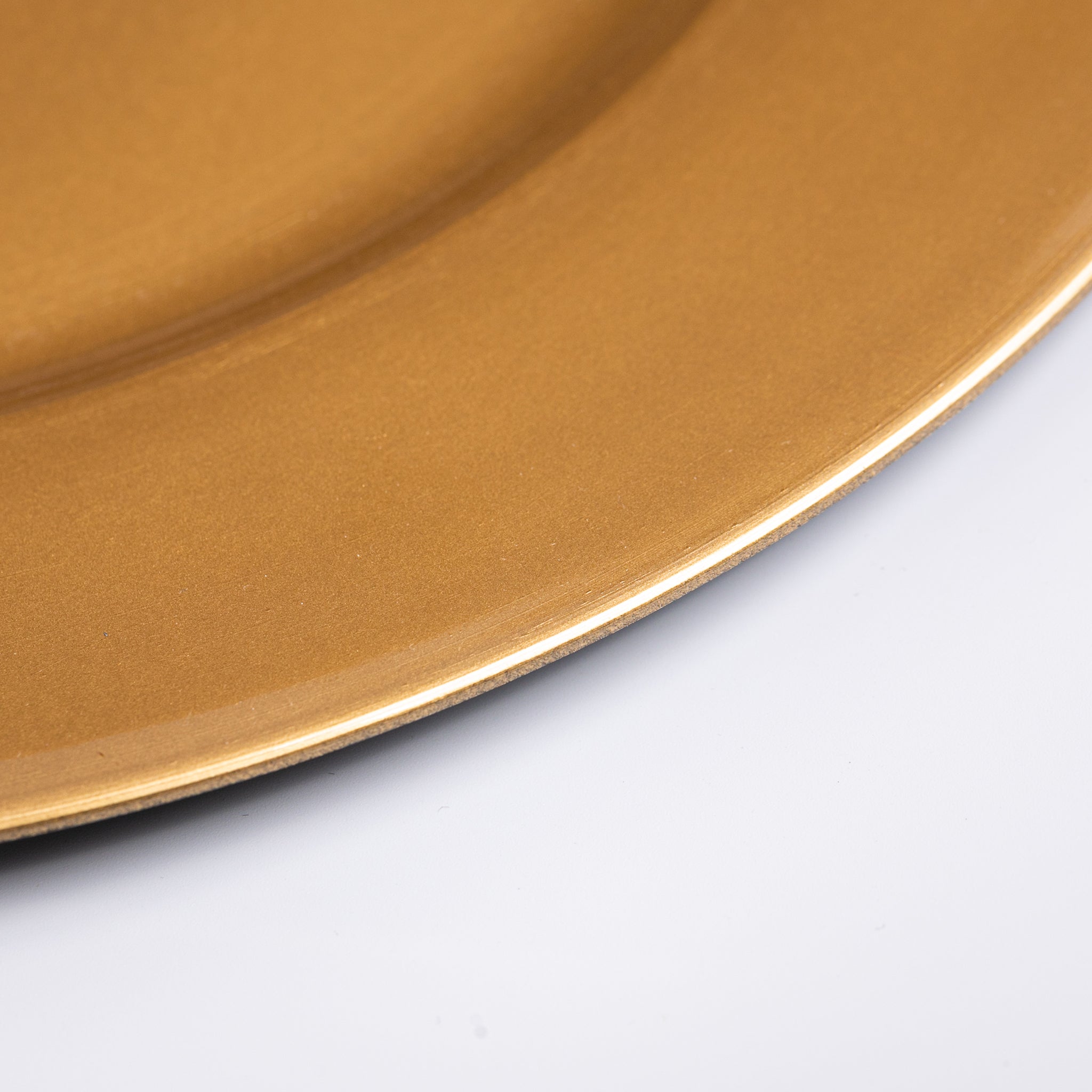 https://cdn.shopify.com/s/files/1/0042/0390/5136/files/Plain-Round-13-Charger-Plates-Gold-2.jpg?v=1744804918