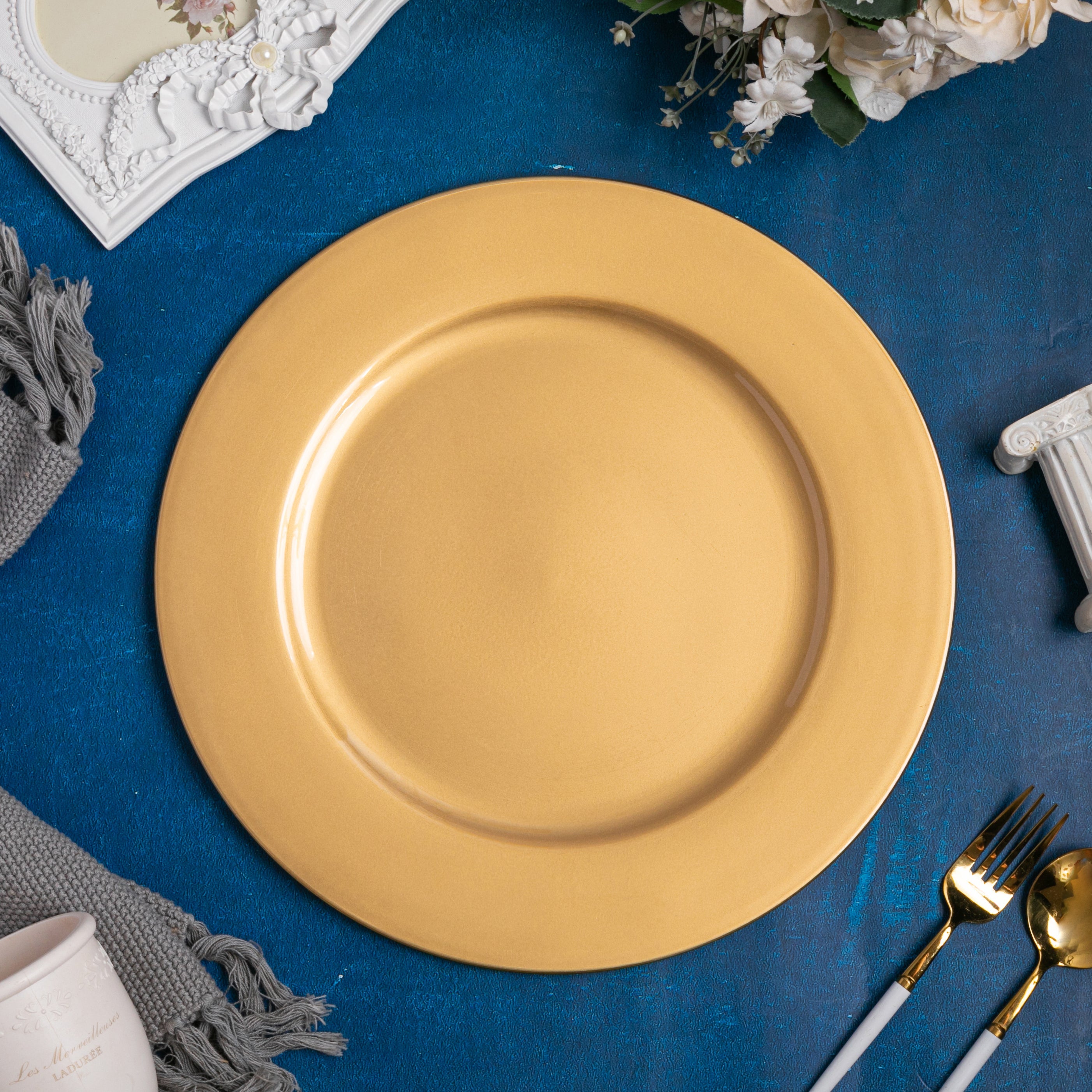 https://cdn.shopify.com/s/files/1/0042/0390/5136/files/Plain-Round-13-Charger-Plates-Gold-3.jpg?v=1744804918