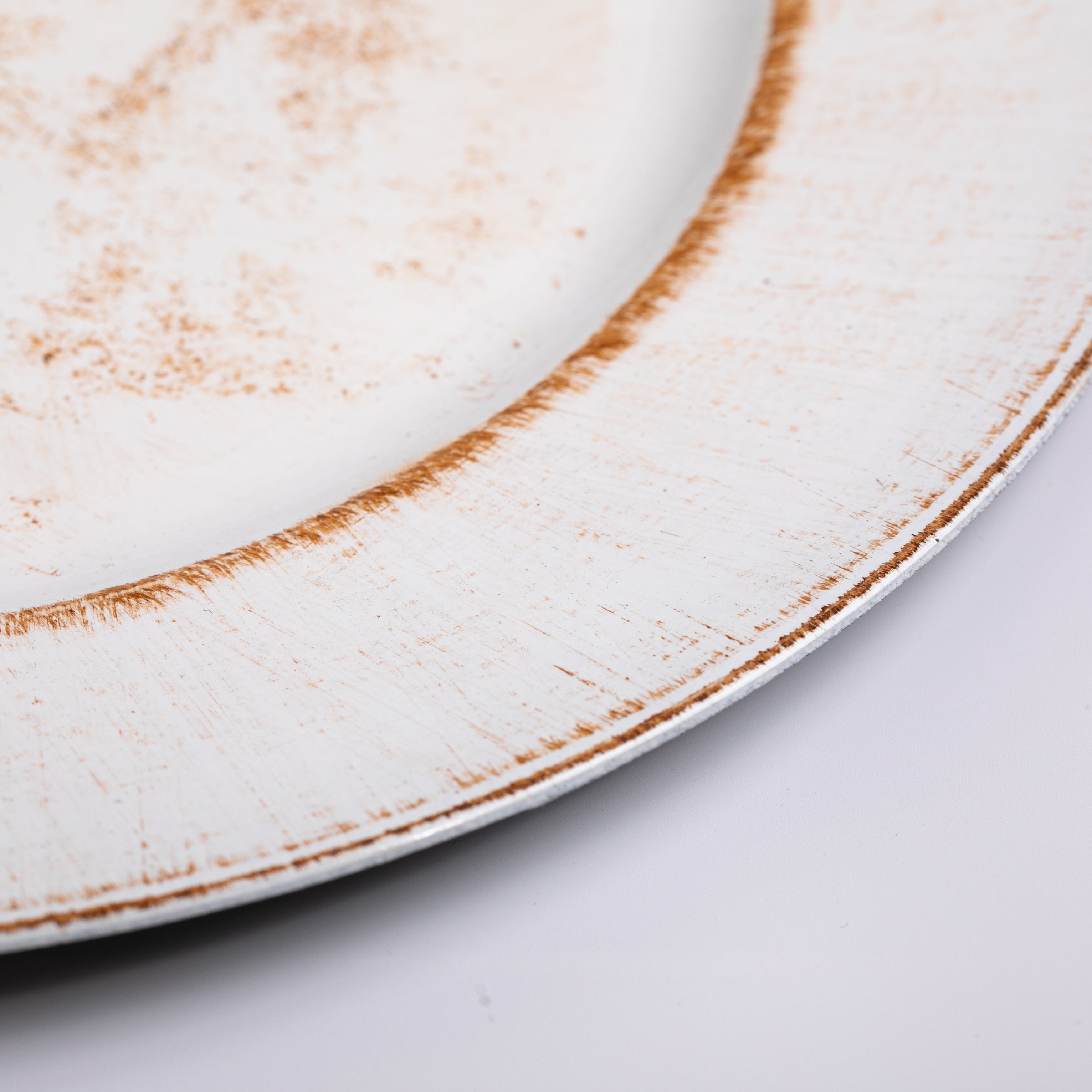 https://cdn.shopify.com/s/files/1/0042/0390/5136/files/Plain-Round-13-Charger-Plates-Rustic-3.jpg?v=1744805224