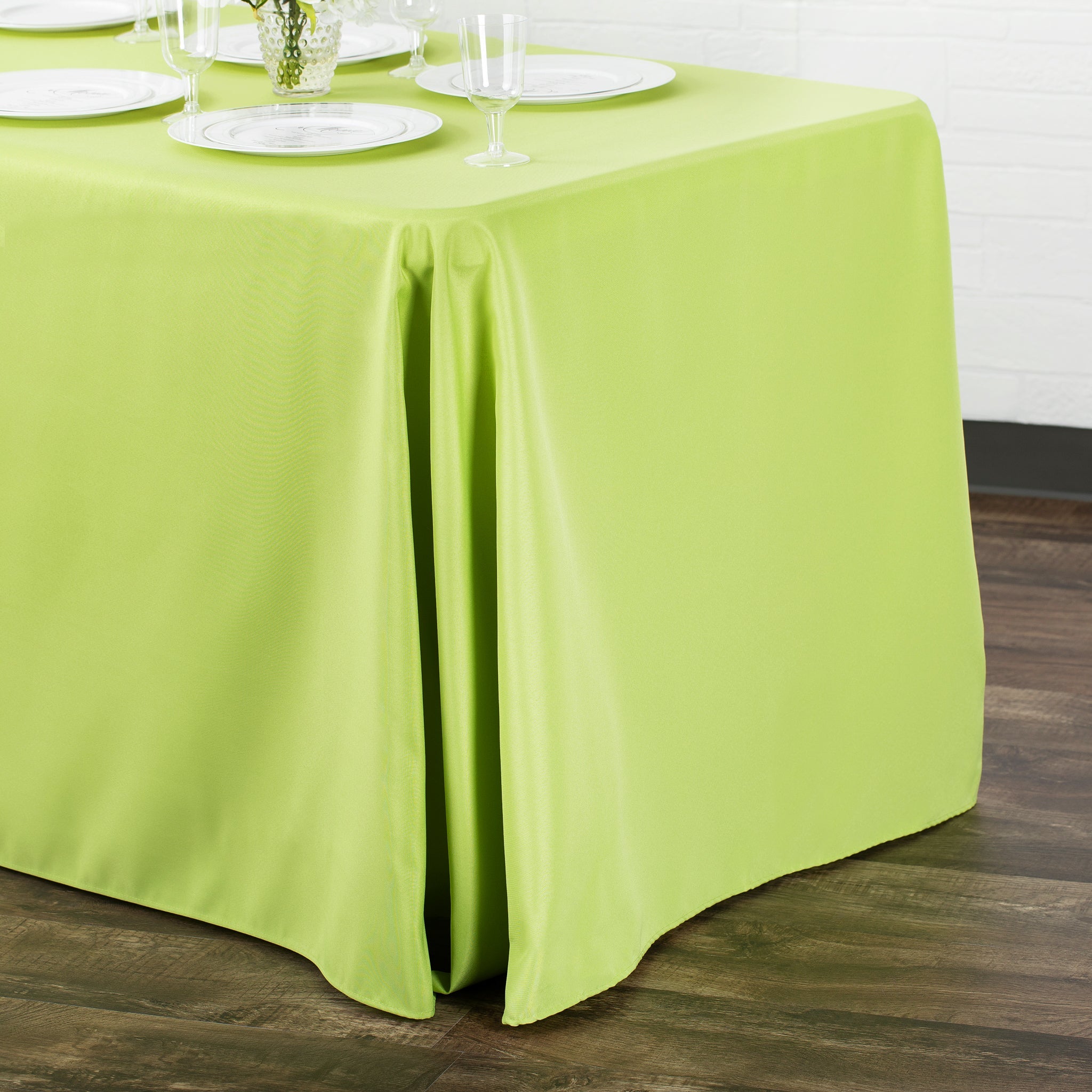 https://cdn.shopify.com/s/files/1/0042/0390/5136/products/Polyester-Rectangular-Tablecloth-Apple-Green-Env.jpg?v=1744751254