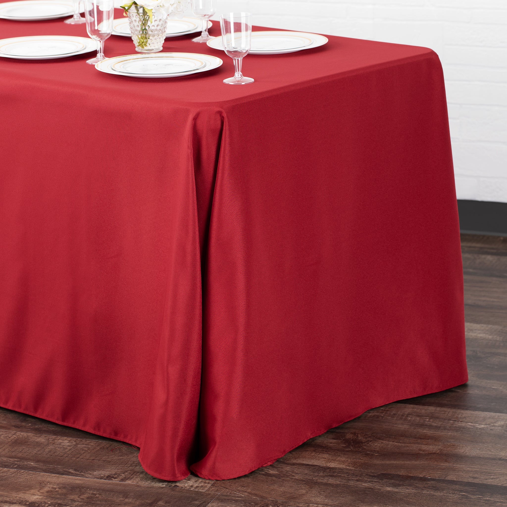 https://cdn.shopify.com/s/files/1/0042/0390/5136/products/Polyester-Rectangular-Tablecloth-Apple-Red-Env.jpg?v=1744751189