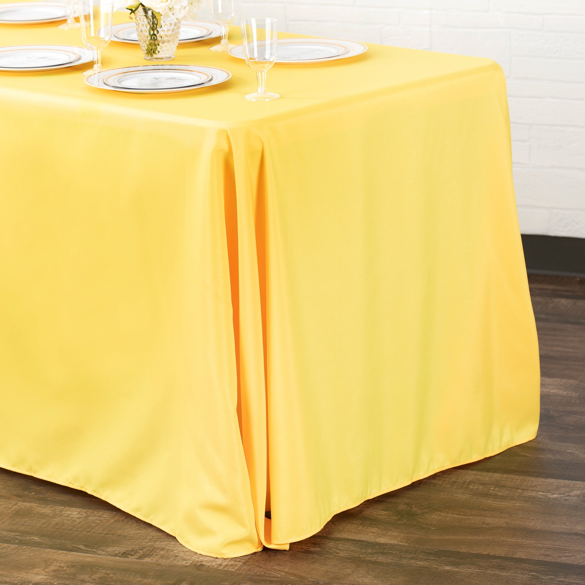 https://cdn.shopify.com/s/files/1/0042/0390/5136/products/Polyester-Rectangular-Tablecloth-Canary-Yellow-Env.jpg?v=1744762645