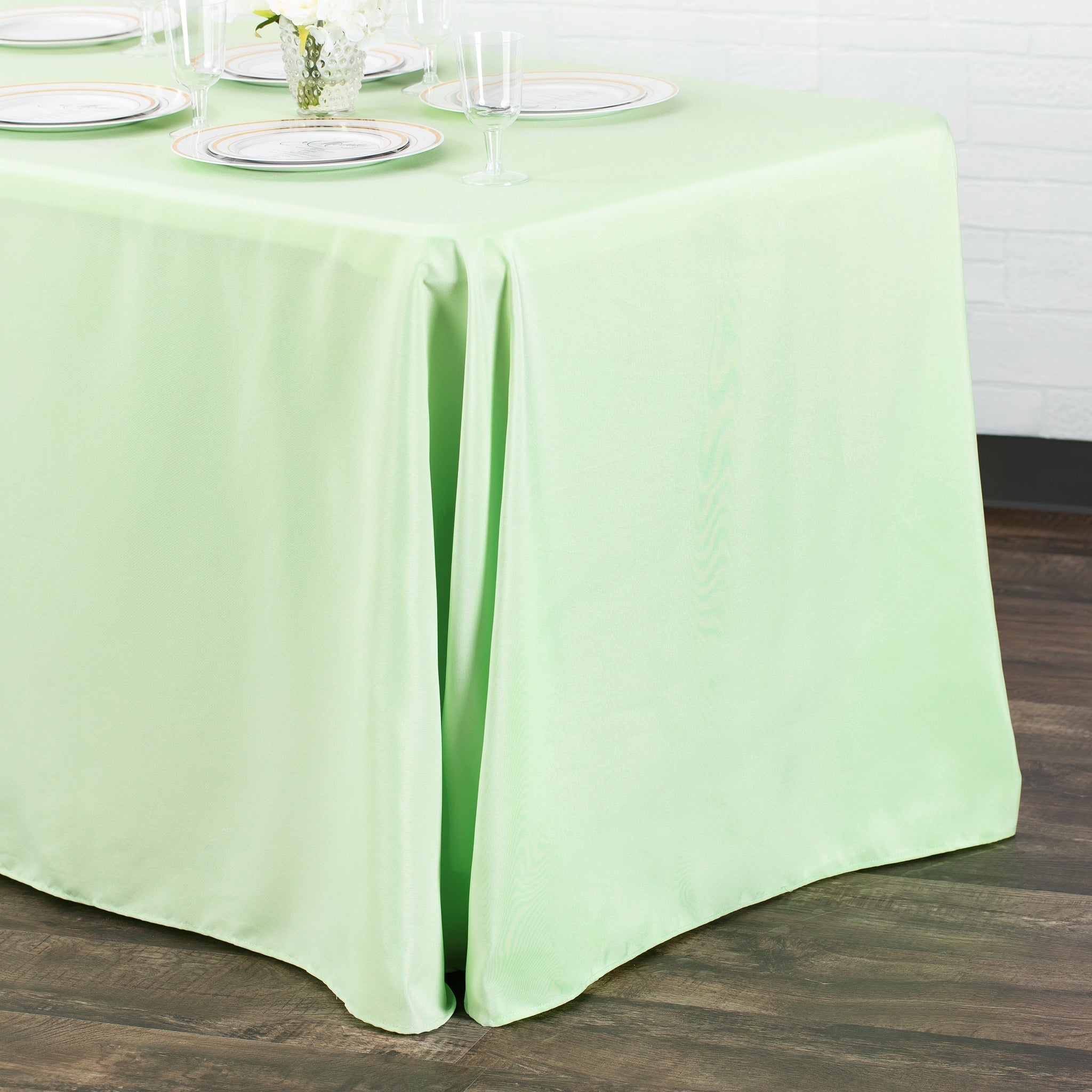 https://cdn.shopify.com/s/files/1/0042/0390/5136/products/Polyester-Rectangular-Tablecloth-Mint-Green-Env.jpg?v=1744751084