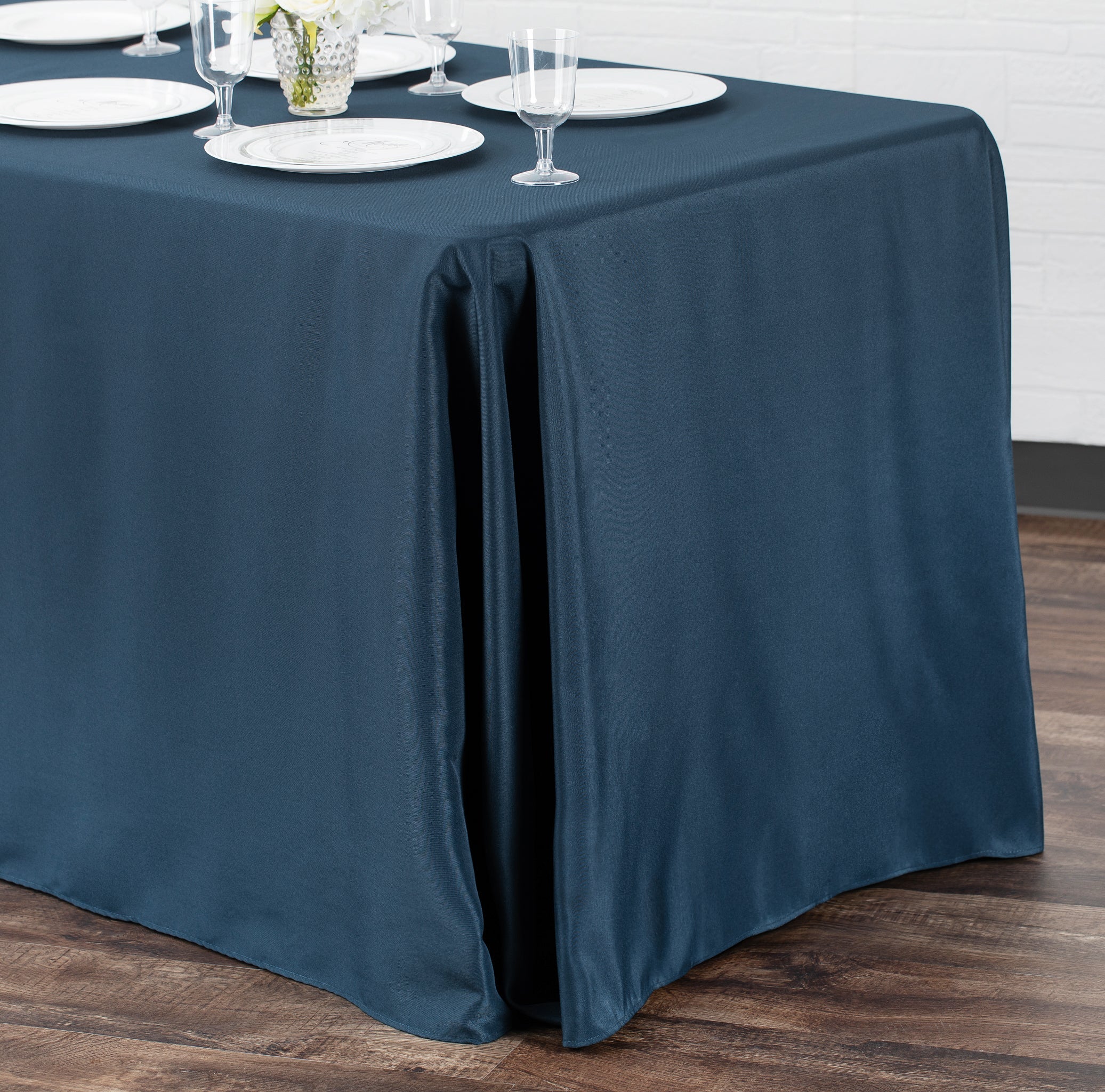 https://cdn.shopify.com/s/files/1/0042/0390/5136/products/Polyester-Rectangular-Tablecloth-Navy-Blue-Env.jpg?v=1744750874