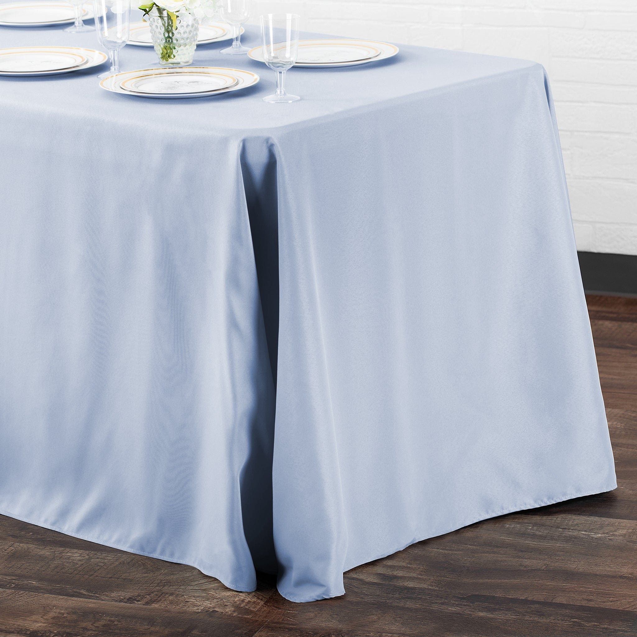 https://cdn.shopify.com/s/files/1/0042/0390/5136/products/Polyester-Tablecloth-Rectangular-Dusty-Blue-Env_40cde949-4ea1-4f30-951e-c15f56d71b60.jpg?v=1744750860