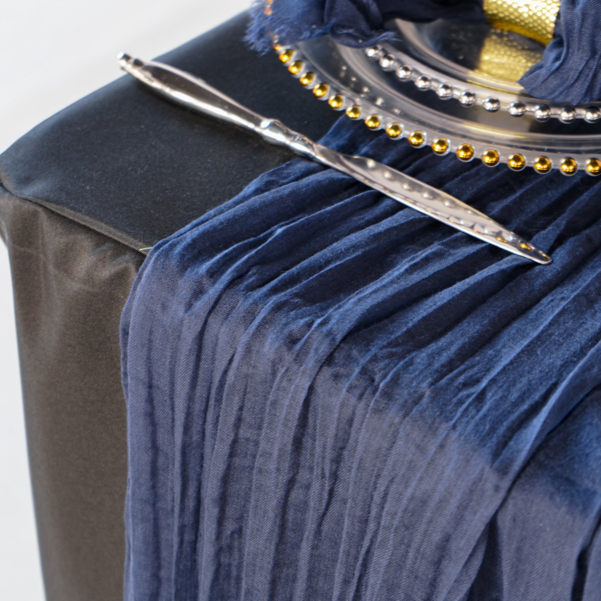 https://cdn.shopify.com/s/files/1/0042/0390/5136/products/PremiumCheeseclothTableRunner16FTx25_-NavyBlue2.jpg?v=1744688456