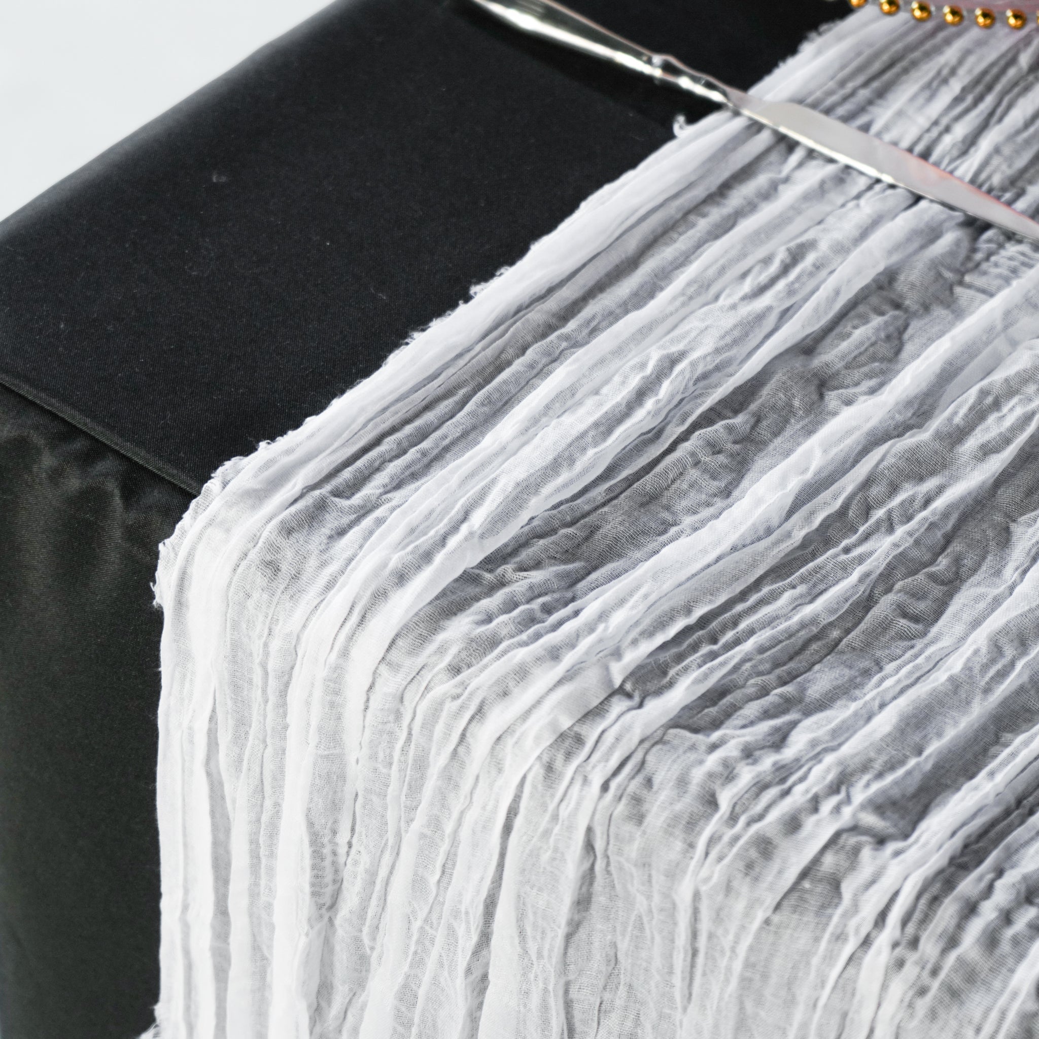 https://cdn.shopify.com/s/files/1/0042/0390/5136/products/PremiumCheeseclothTableRunner16FTx25_-White.jpg?v=1747682964