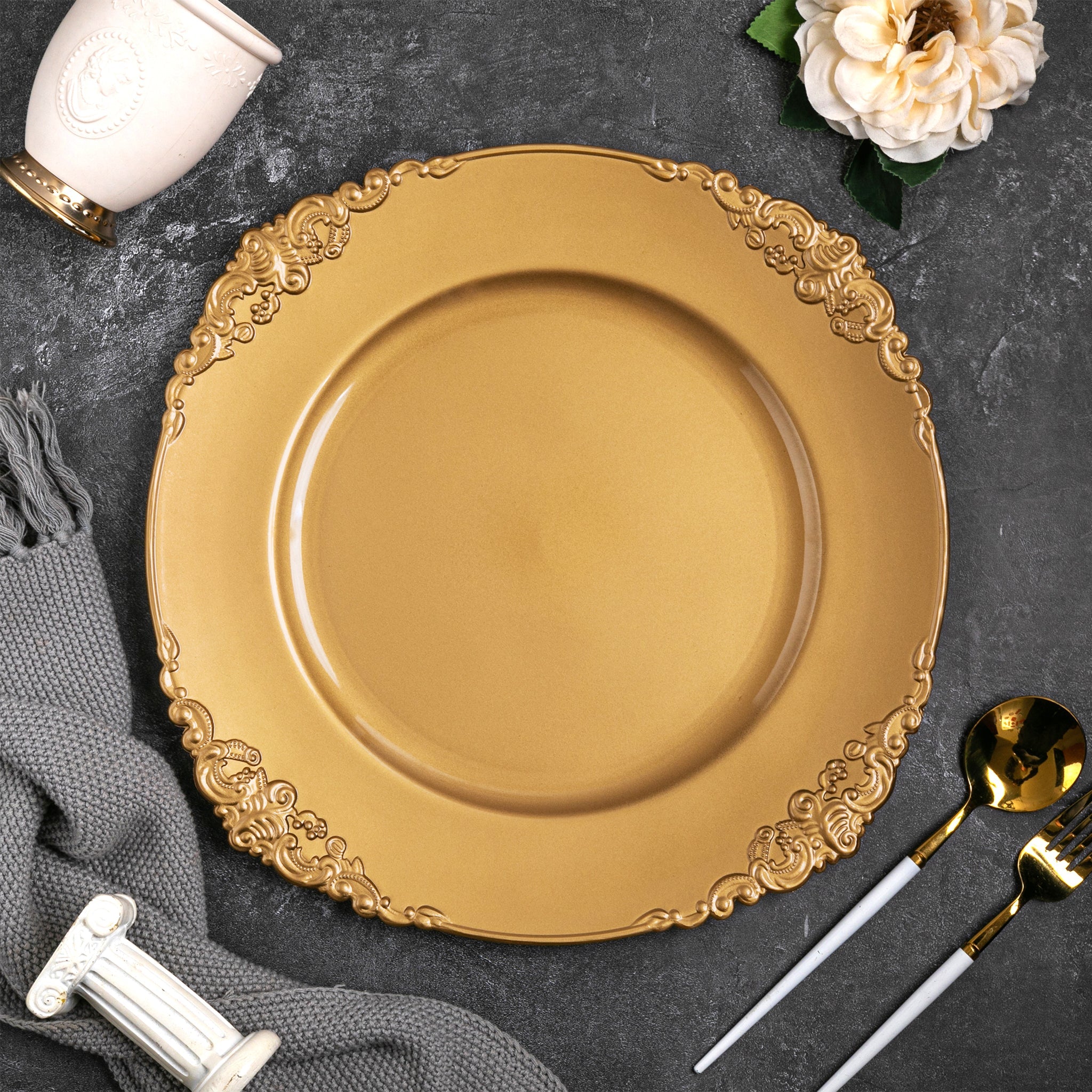 https://cdn.shopify.com/s/files/1/0042/0390/5136/files/Vintage-Round-Charger-Plate-Gold-2.jpg?v=1744804947
