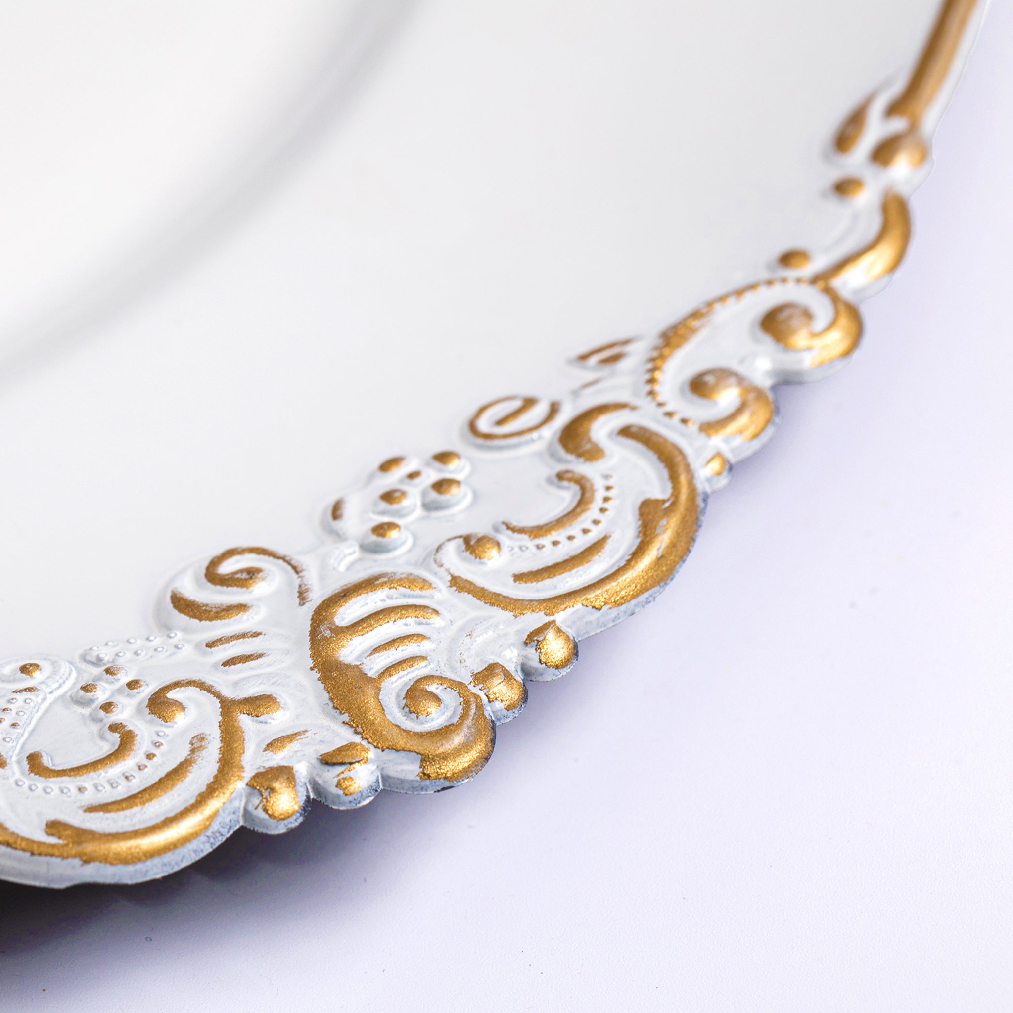 https://cdn.shopify.com/s/files/1/0042/0390/5136/files/Vintage-Round-Charger-Plate-White-Gold-Trimmed-3.jpg?v=1744805104
