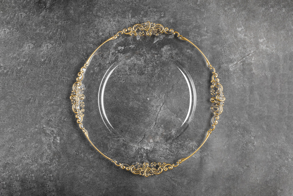 https://cdn.shopify.com/s/files/1/0042/0390/5136/products/VintageRoundChargerPlate-ClearGoldTrimmed.jpg?v=1749740557