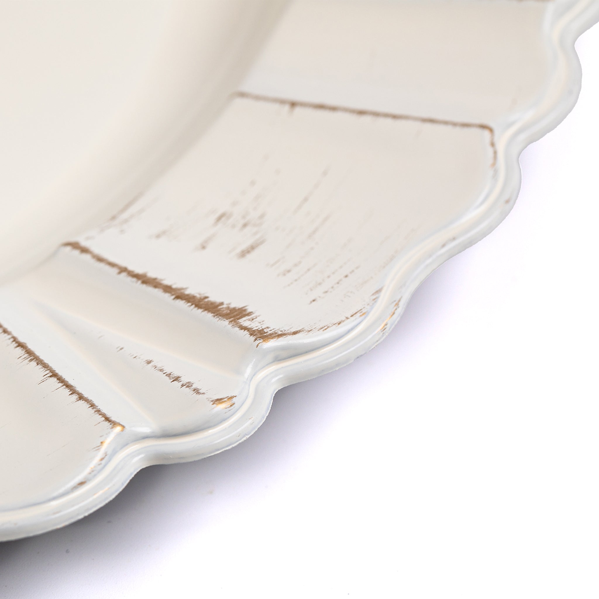 https://cdn.shopify.com/s/files/1/0042/0390/5136/files/Waved-Scalloped-Acrylic-13-Charger-Plate-Gold-Ivory-3.jpg?v=1744805320
