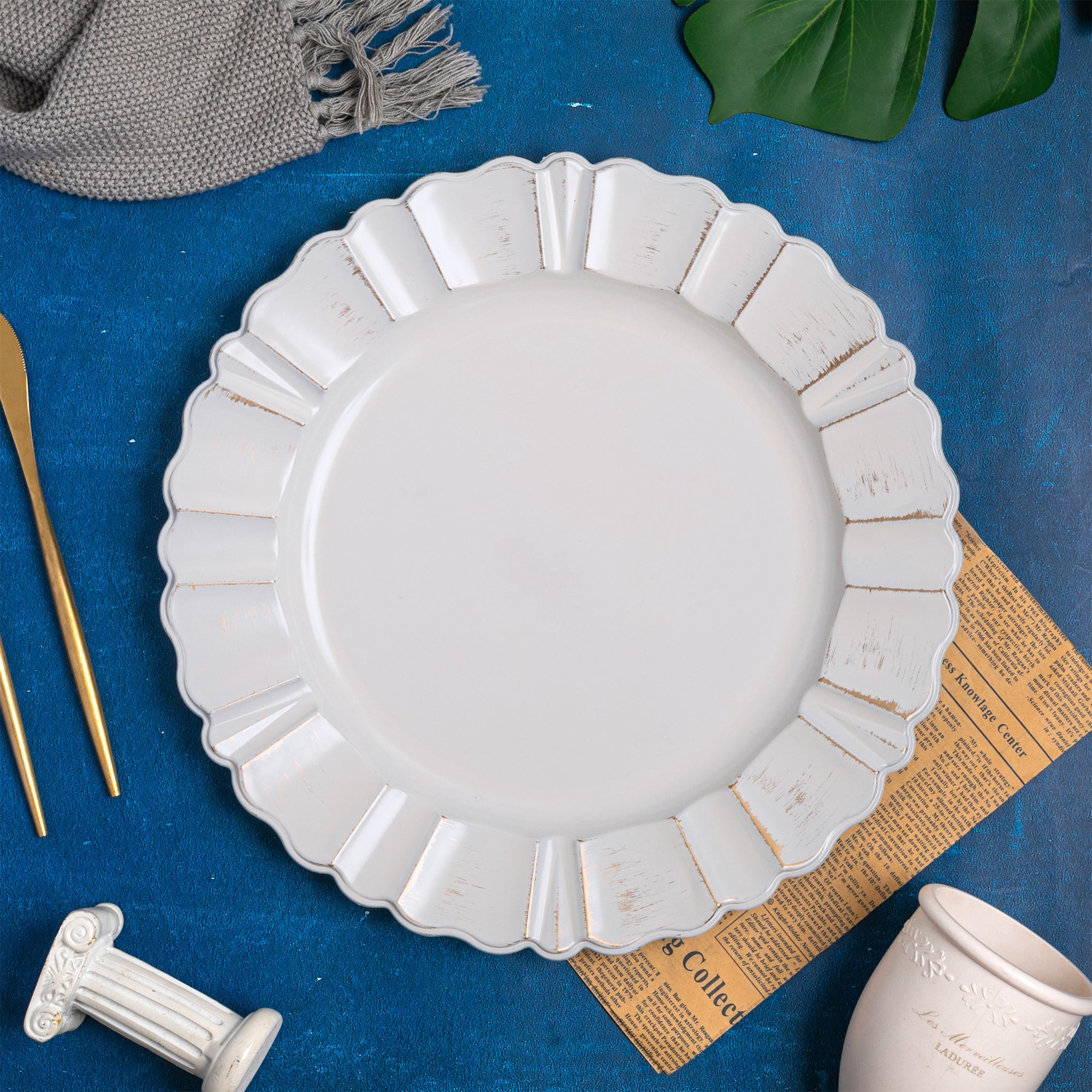 https://cdn.shopify.com/s/files/1/0042/0390/5136/files/Waved-Scalloped-Acrylic-13-Charger-Plate-White-Gold-2.jpg?v=1744805358