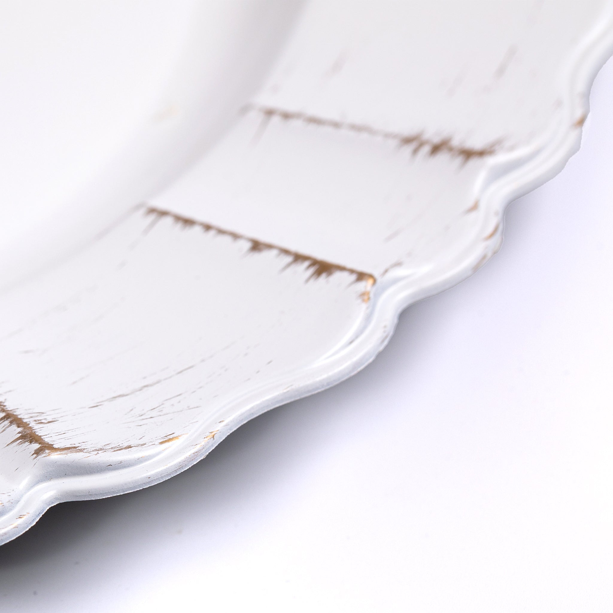 https://cdn.shopify.com/s/files/1/0042/0390/5136/files/Waved-Scalloped-Acrylic-13-Charger-Plate-White-Gold-3.jpg?v=1744805358