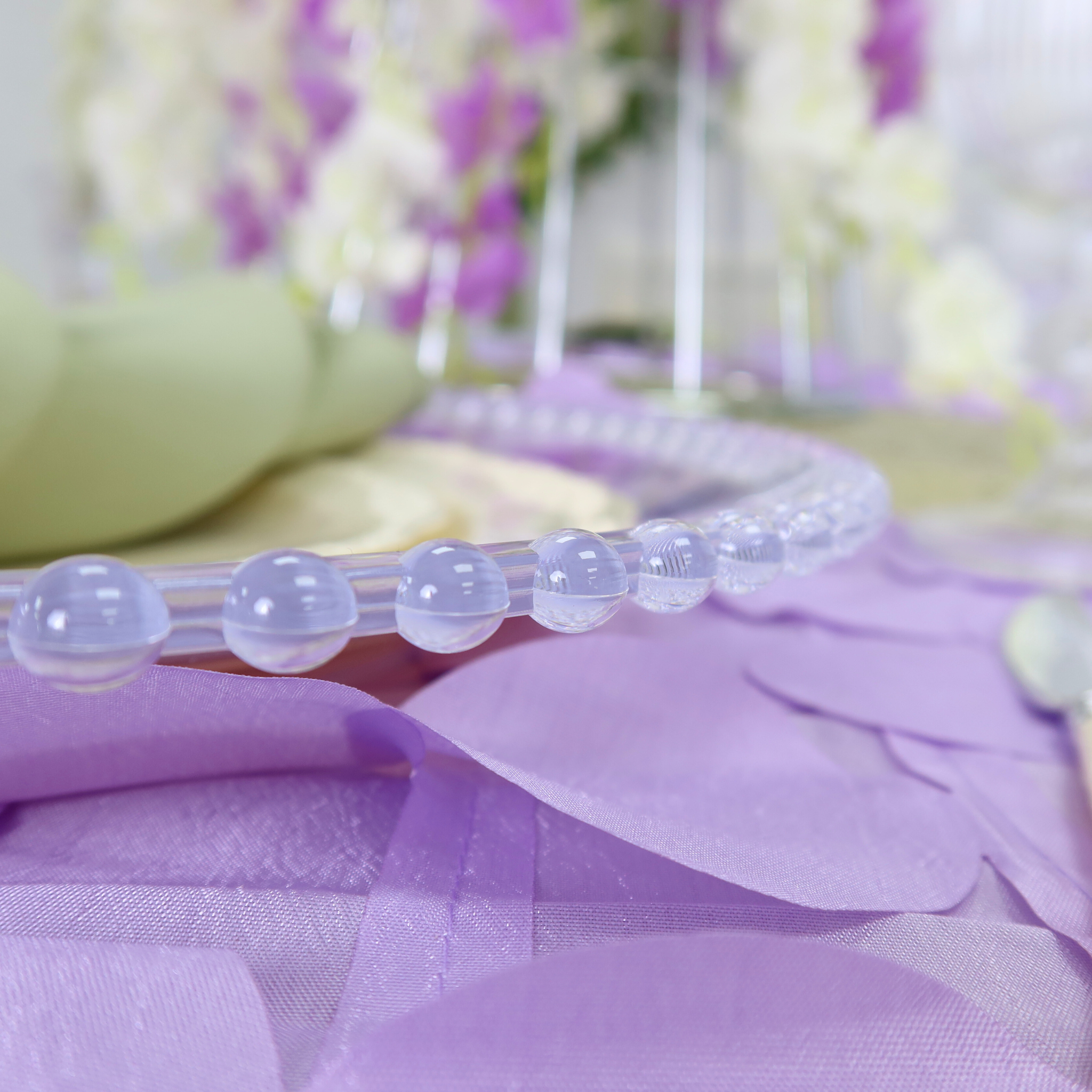 https://cdn.shopify.com/s/files/1/0042/0390/5136/files/acrylic-beaded-round-charger-plate-clear1.png?v=1744805389