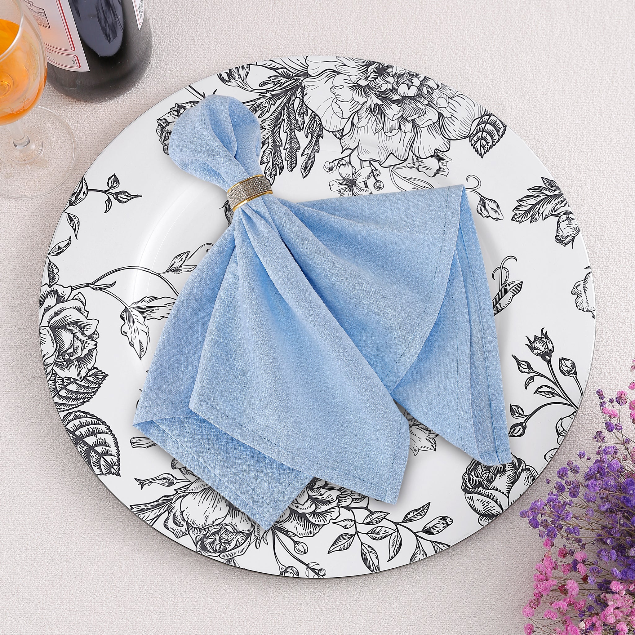 https://cdn.shopify.com/s/files/1/0042/0390/5136/files/french-toile-acrylic-charger-plate-black3.jpg?v=1744294708