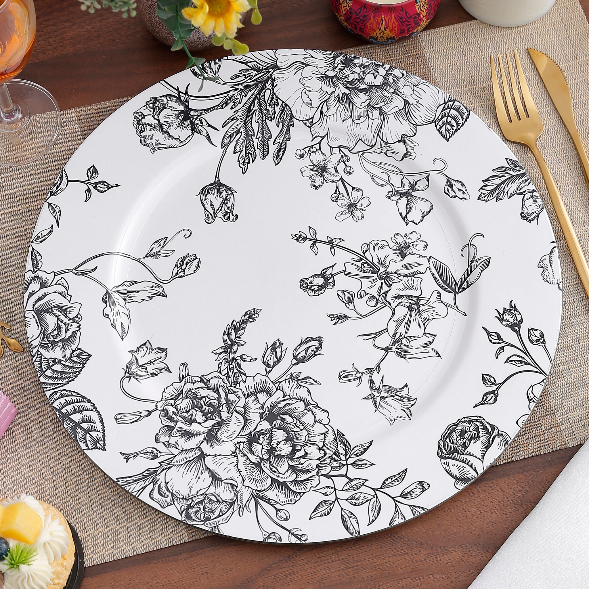 https://cdn.shopify.com/s/files/1/0042/0390/5136/files/french-toile-acrylic-charger-plate-black4.jpg?v=1744294708