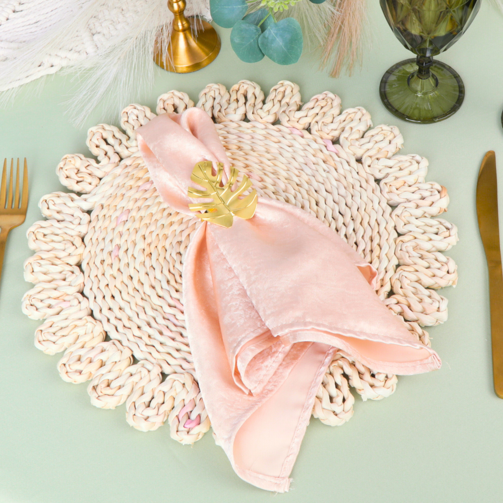 https://cdn.shopify.com/s/files/1/0042/0390/5136/files/gold-monstera-leaf-napkin-ring5.png?v=1744293069