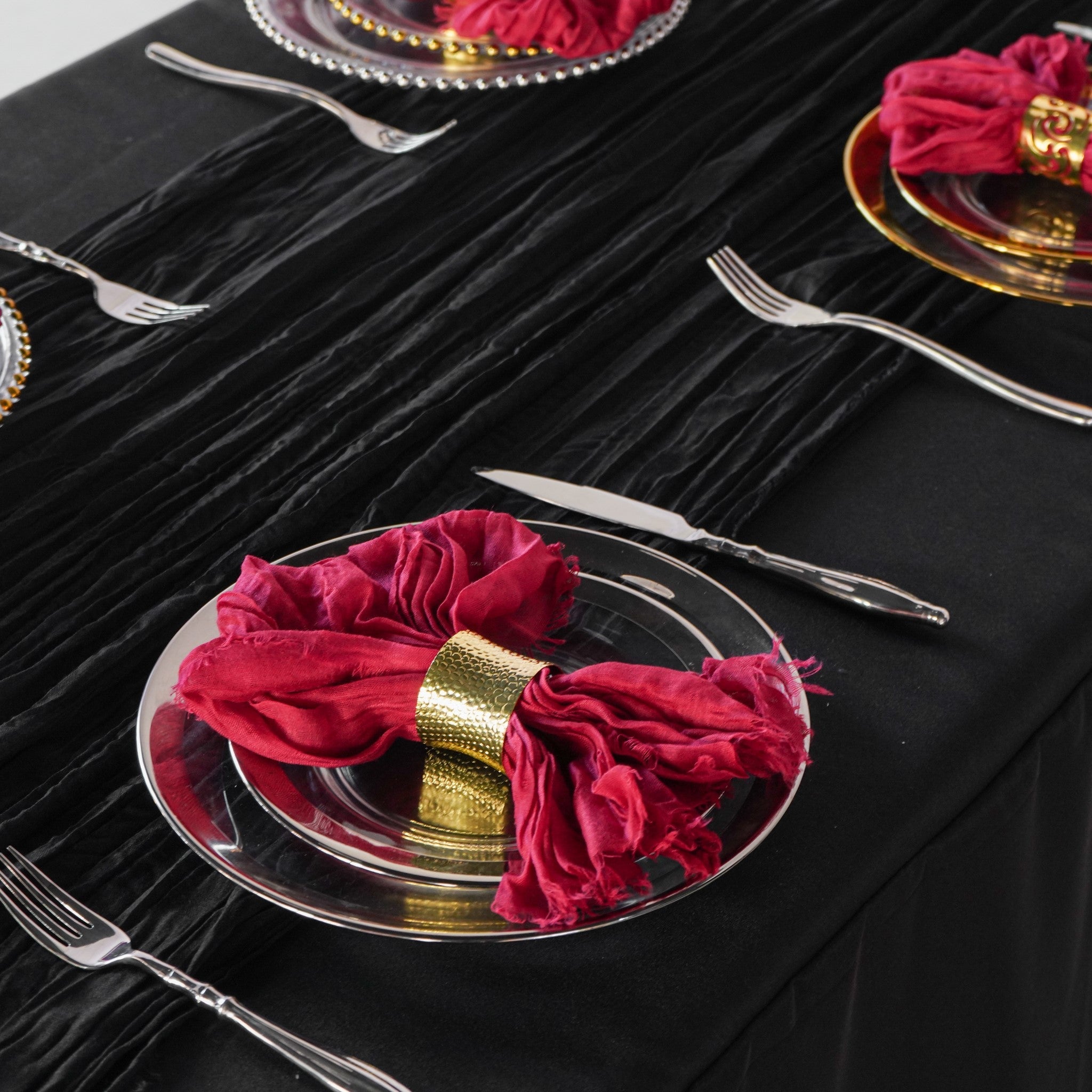 https://cdn.shopify.com/s/files/1/0042/0390/5136/products/premium-cheesecloth-table-runner-black2.jpg?v=1744687553