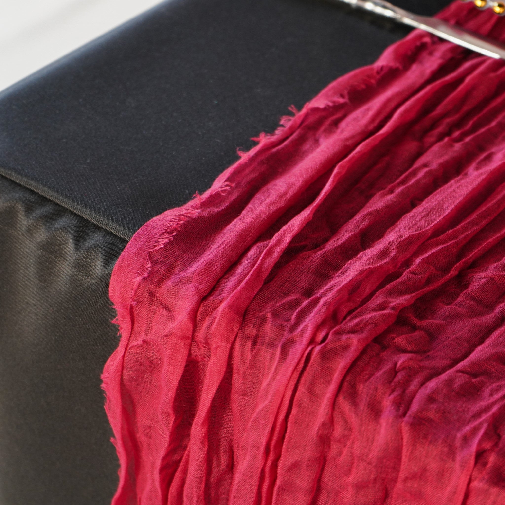 https://cdn.shopify.com/s/files/1/0042/0390/5136/products/premium-cheesecloth-table-runner-burgundy1.jpg?v=1744687605