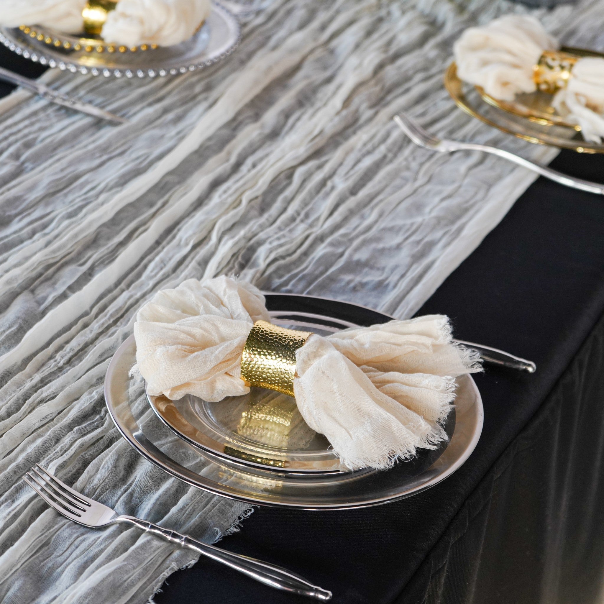 https://cdn.shopify.com/s/files/1/0042/0390/5136/products/premium-cheesecloth-table-runner-ivory2.jpg?v=1744688502